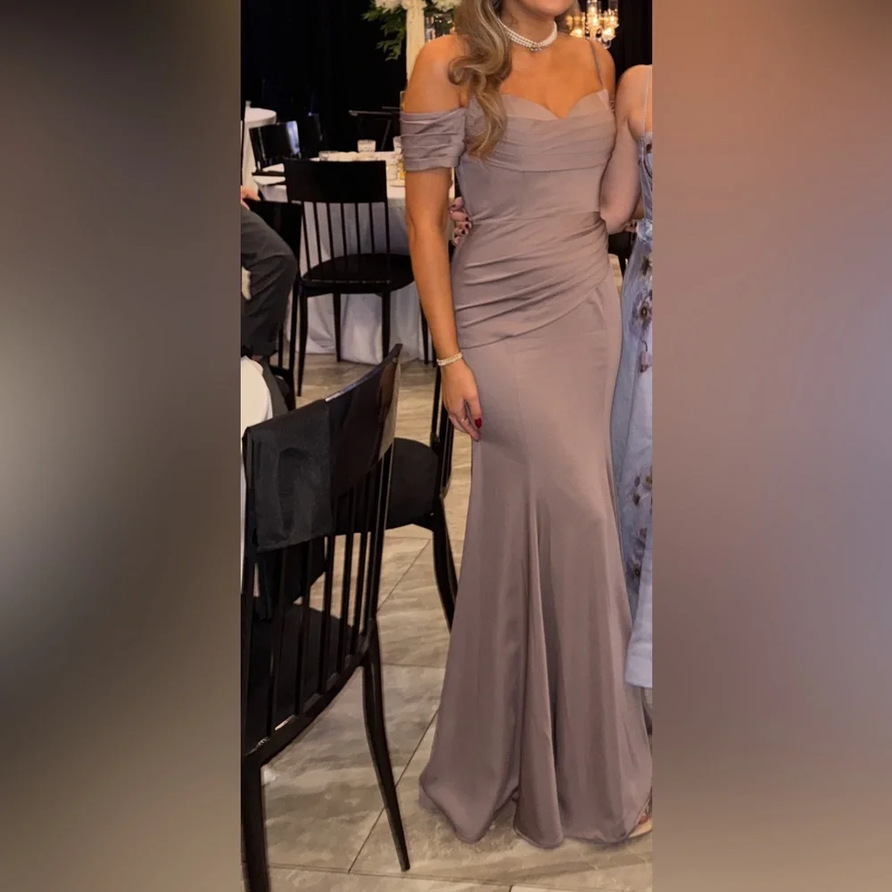 Elegant Off-Shoulder Gown in Mauve - Picture 2 of 3